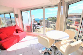 Nice apartment last floor with terrace and clear view on the sea